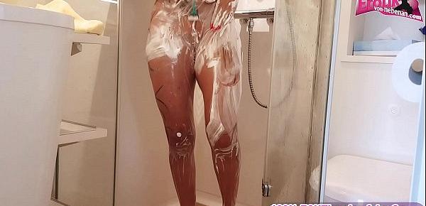  Deutsche Milf unter der Dusche mit dicken titten und tattoos beim rasieren